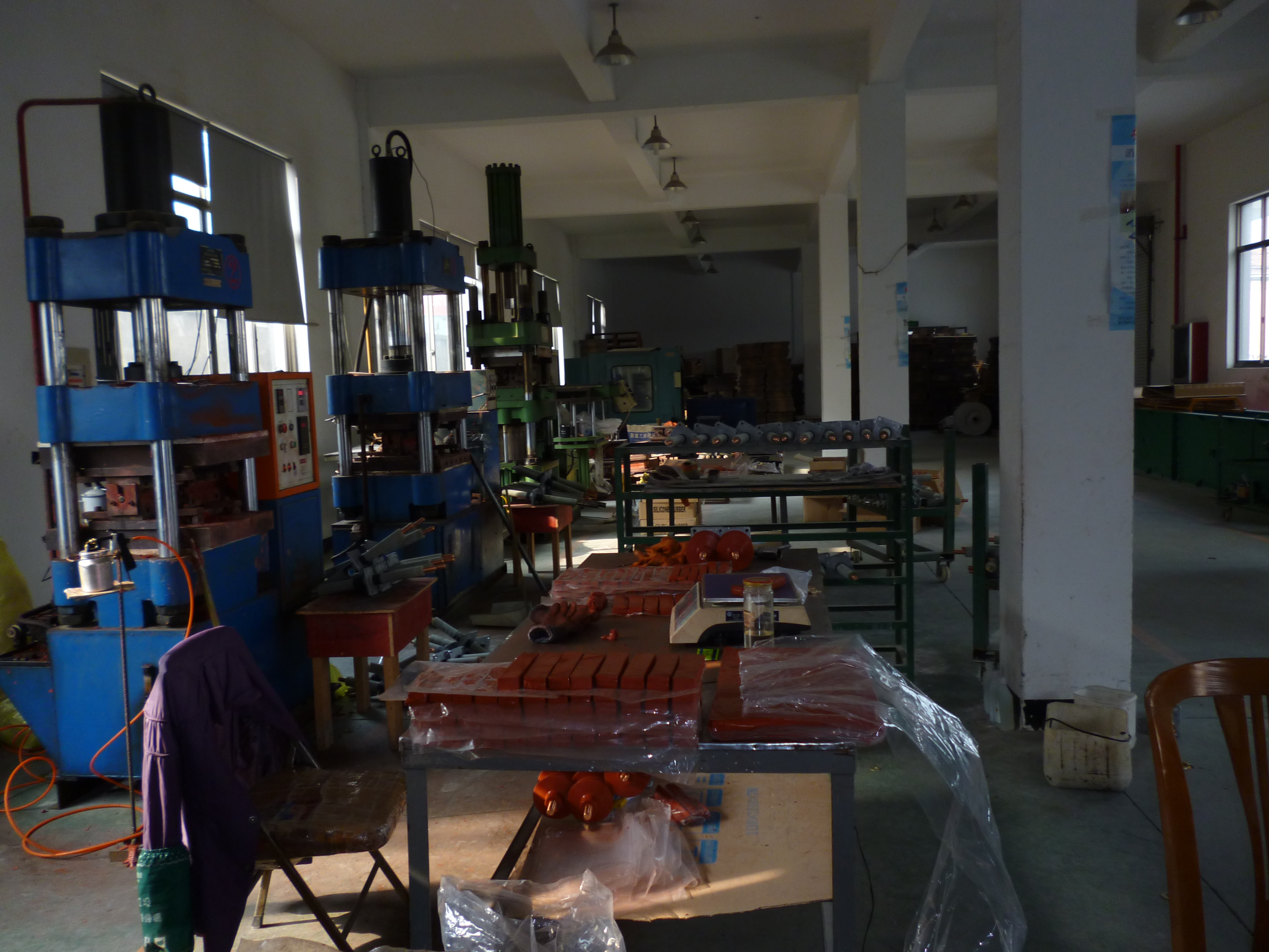 硅橡胶压铸车间